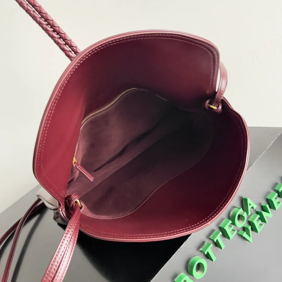 Batch 1680 Inspired by the 1970s, the Bottega Veneta women's logo shoulder bag has a smooth leather surface that brings a clean and handsome feel, just like the neatness and tenacity of a working woman. The front buckle has a high-quality hardware pendant body, and the overall retro elegance. The excellent leather feels soft. This Bottega Veneta series can be described as beautiful, weakening the complexity of the outfit, not competing for it, and only using the best quality to interpret itself. Style number: 806034 (large size) Size: 30*20*8cm